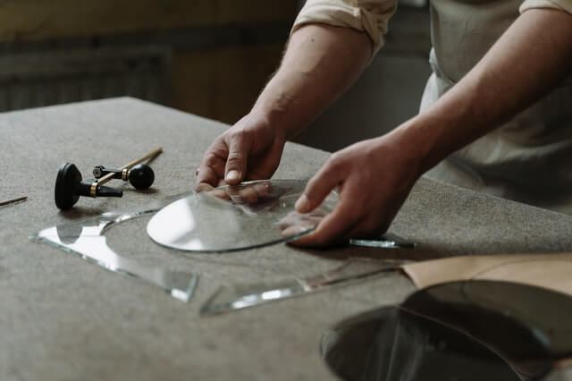 glazier cutting glass