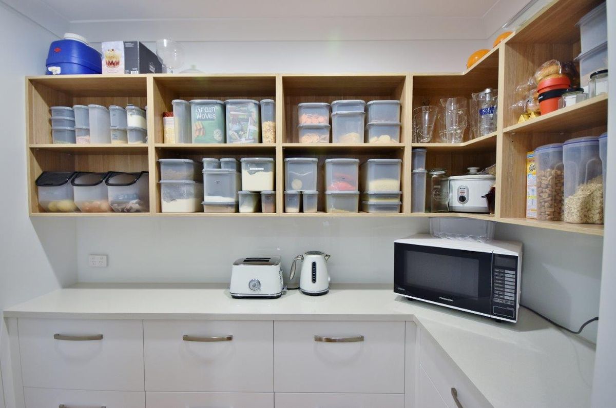 L shapes butlers pantry