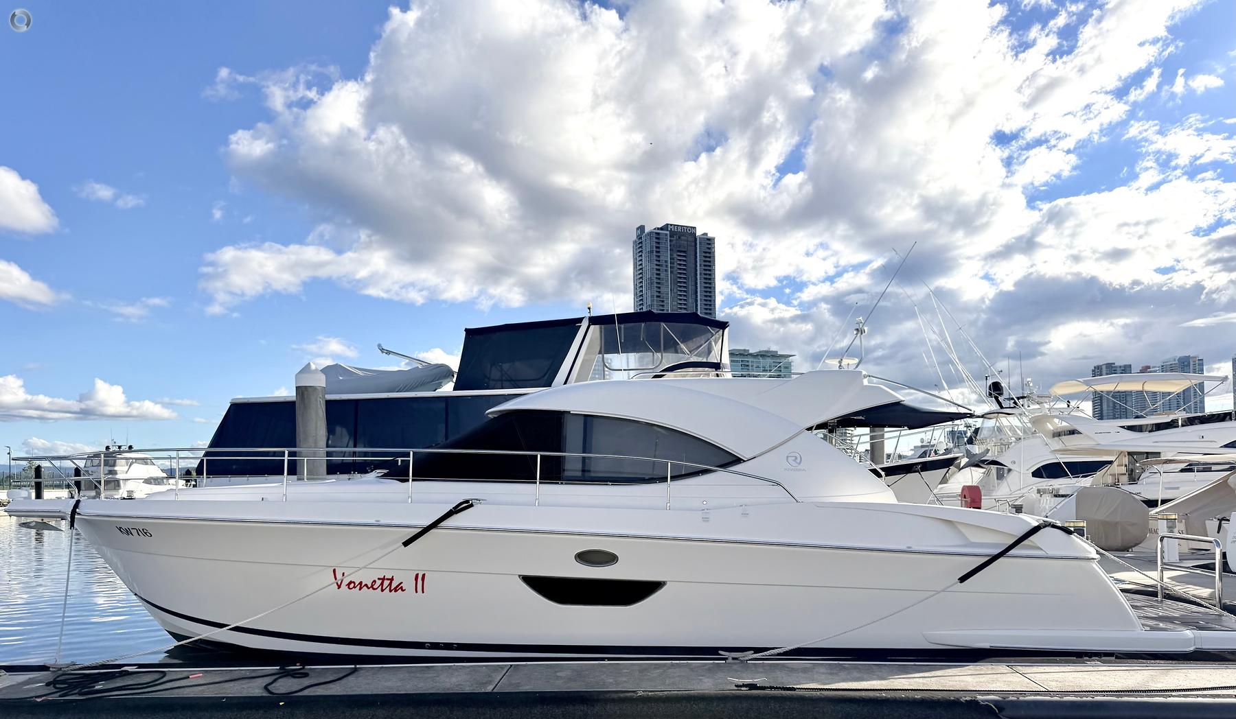 Riviera 4400 Sport Yacht