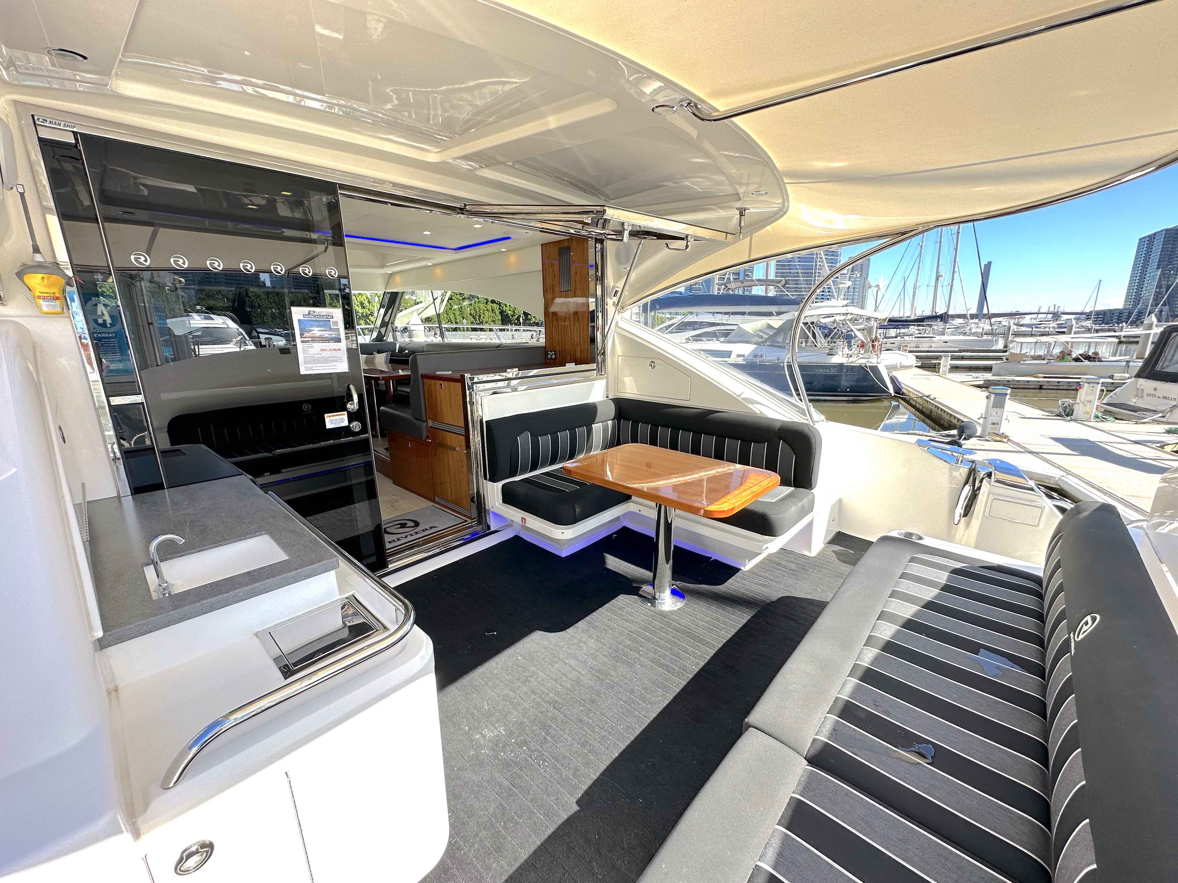 2018 Riviera 4800 Sport Yacht 8