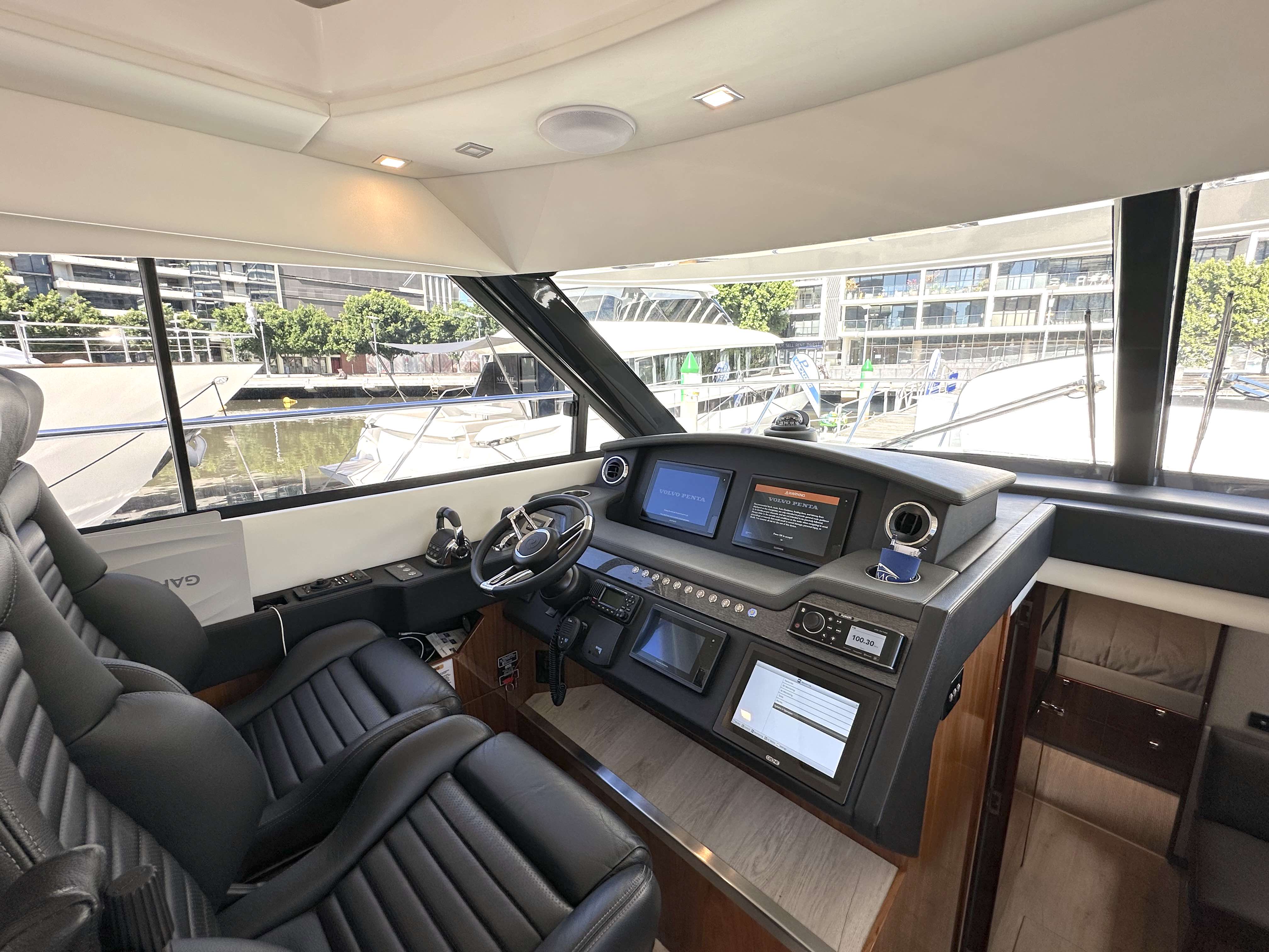 2018 Riviera 4800 Sport Yacht 11