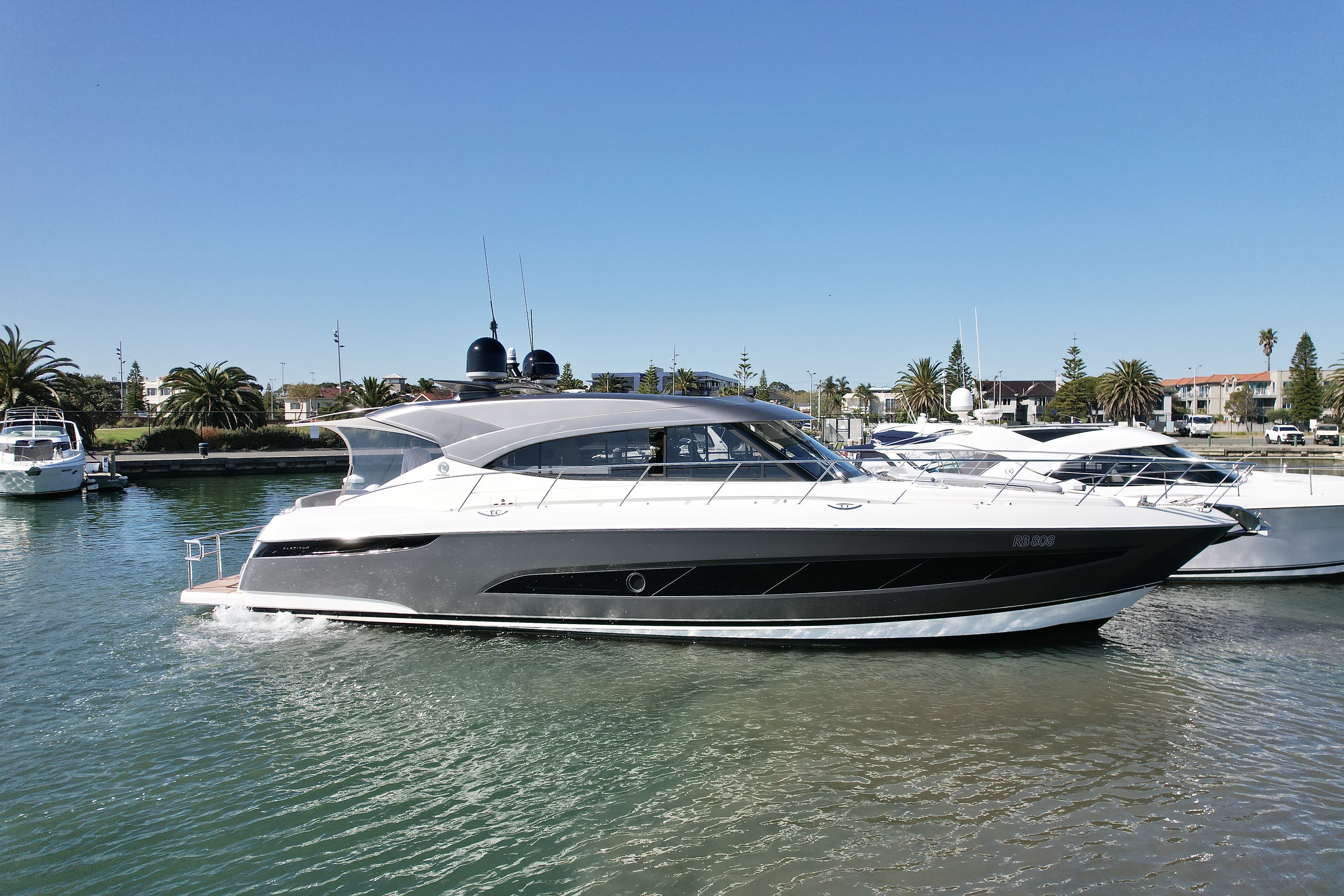 Riviera 5400 Sport Yacht Platinum 2