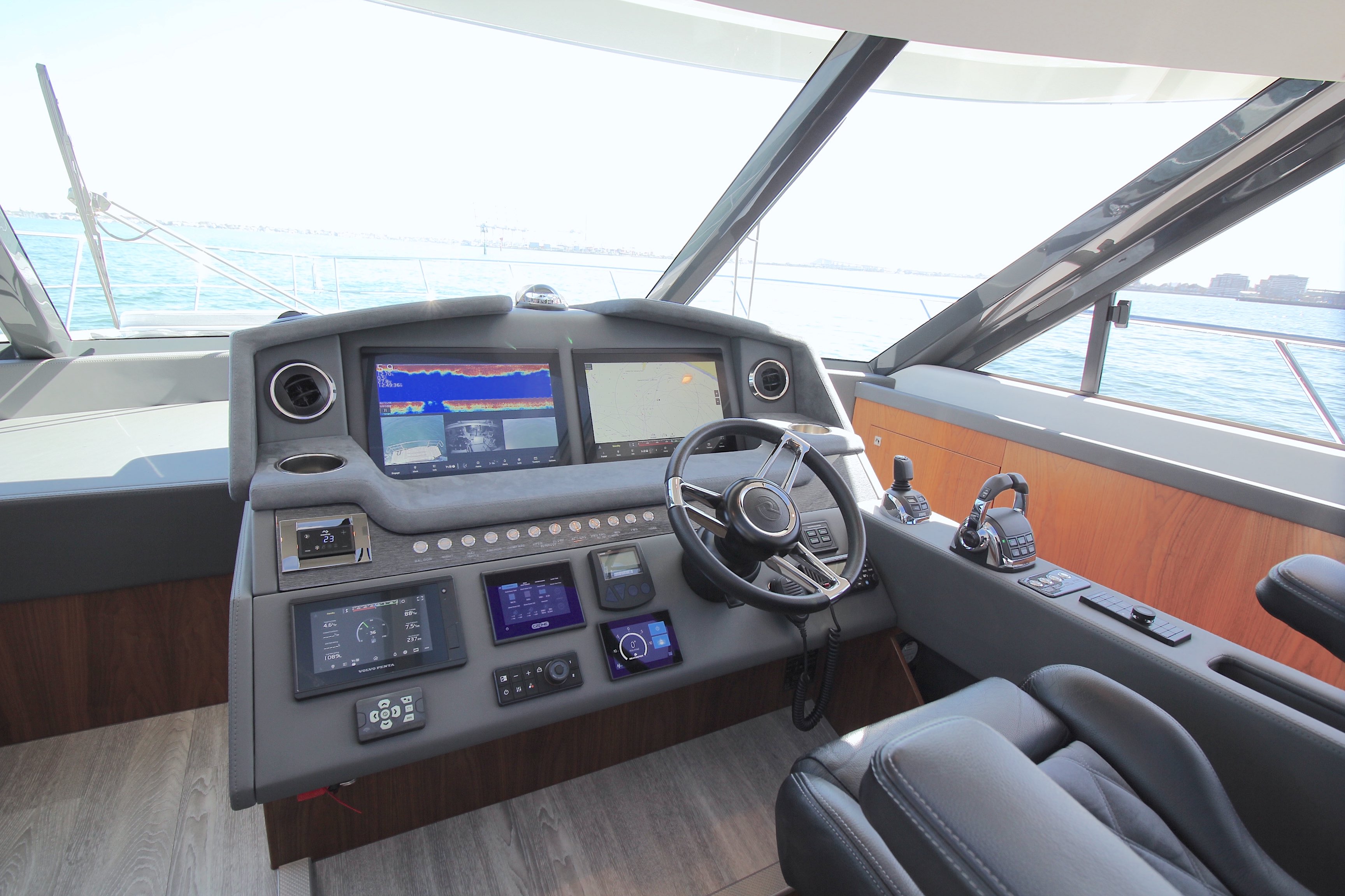 Riviera 5400 Sport Yacht Platinum 10