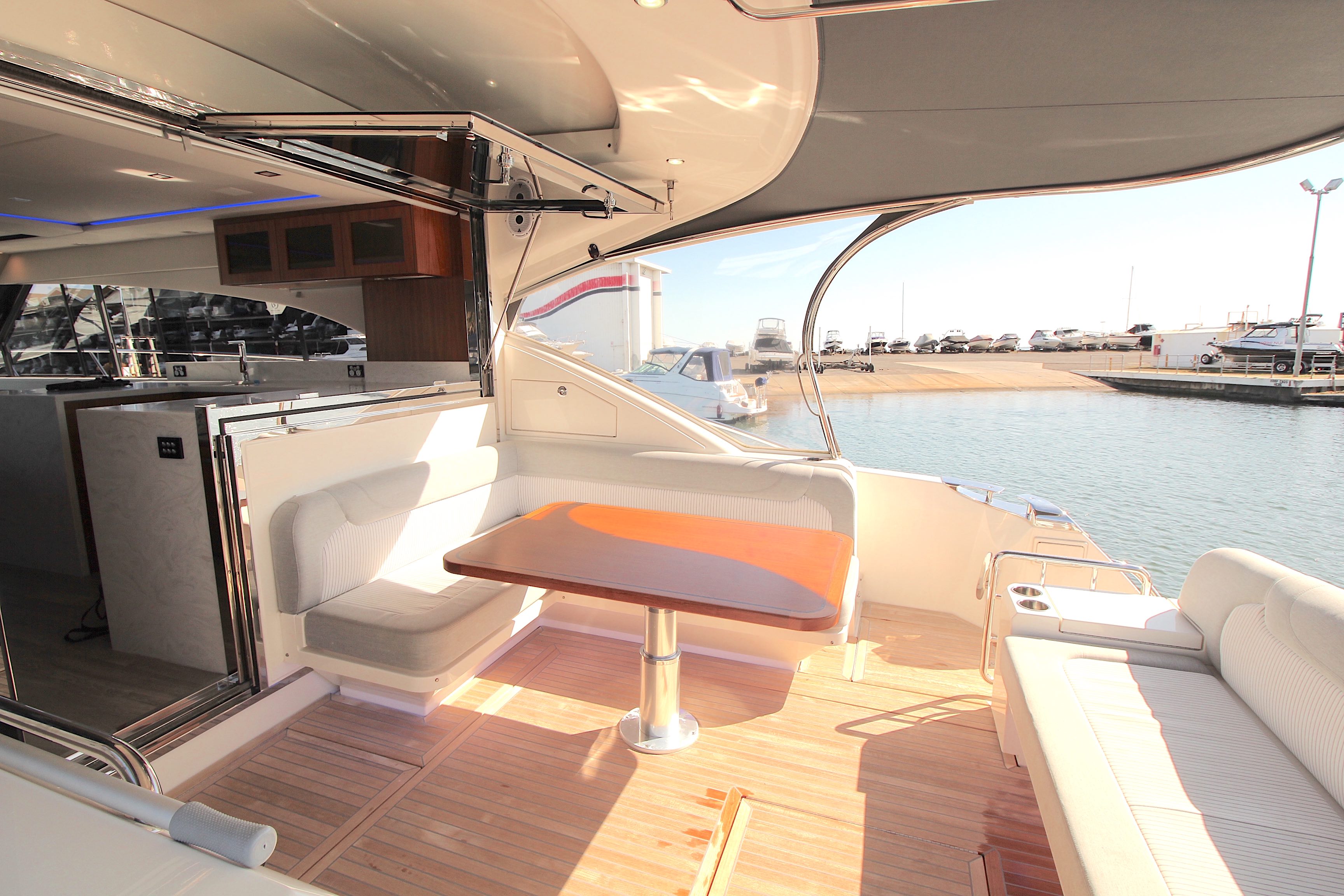 Riviera 5400 Sport Yacht Platinum 6