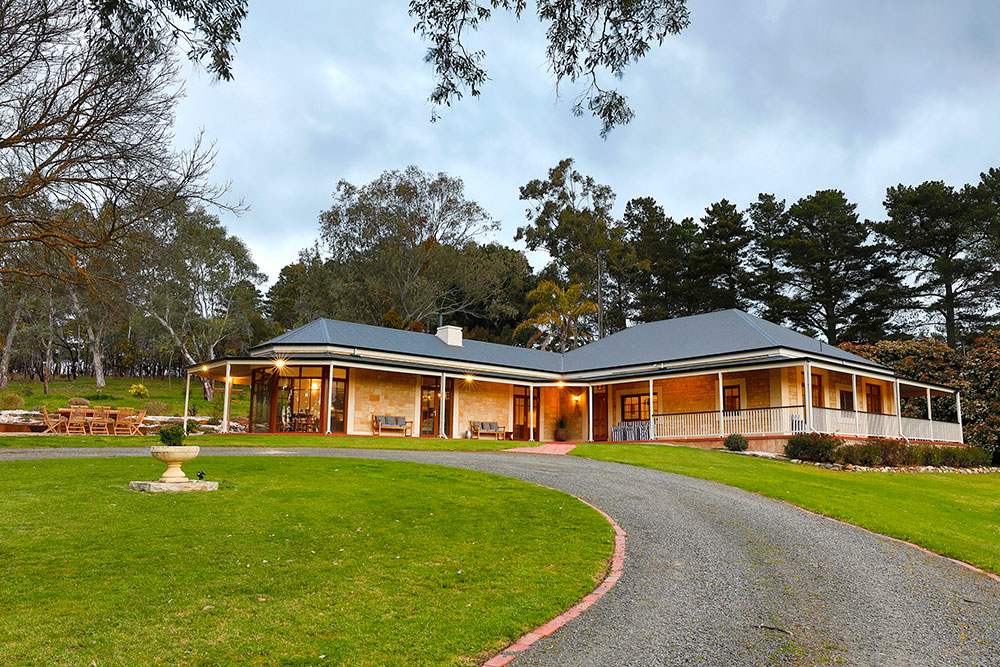 Adelaide Hills Accommodation | Johnson Lodge & Winemakers Hut Adelaide Hills SA