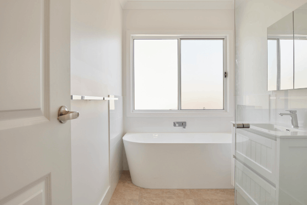 Horizontal sliding window in bathroom - Palm Beach project