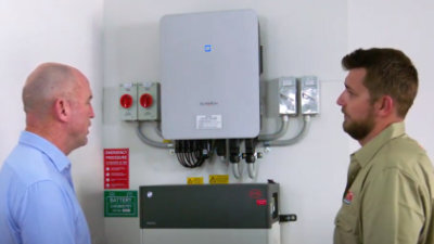 How does a solar inverter work?