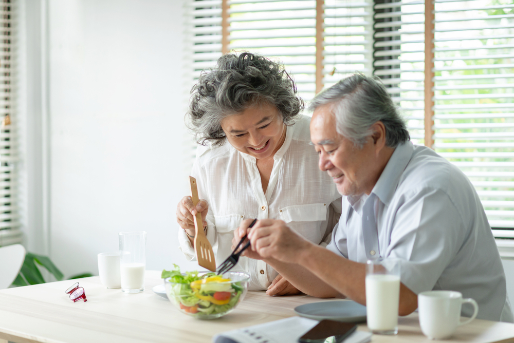 Simple Mealtime Strategies for Dementia Caregivers