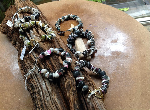 Niow Fresh Water Pearl and local Hi Hi Bracelet