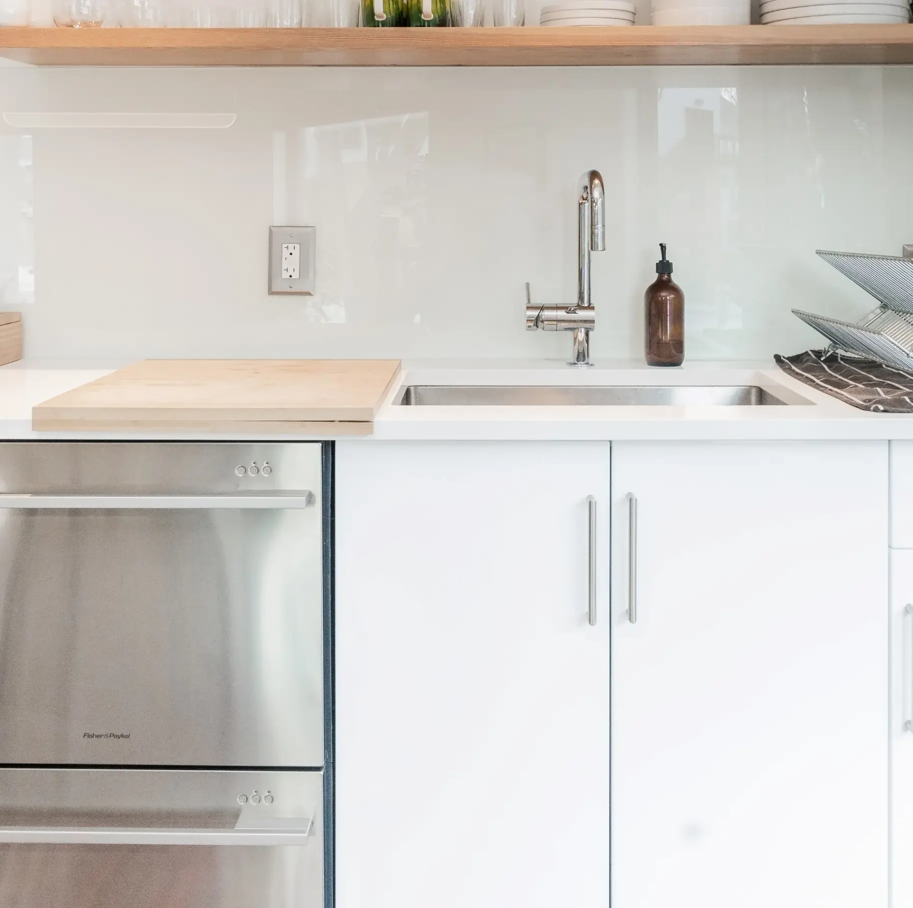 pic of a dishwasher and modern kitchen sink