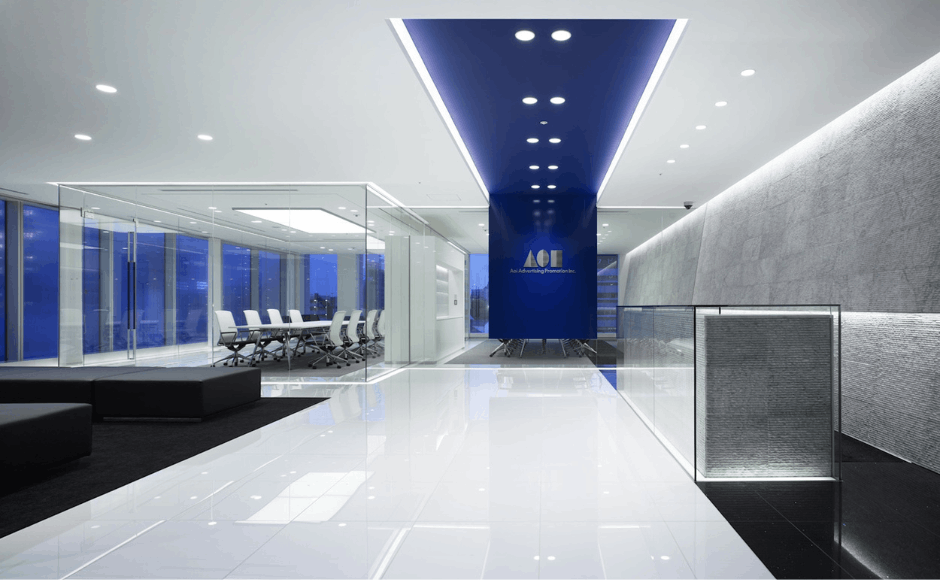 variety of lighting installations to highlight a working ambiance in office full of lighting