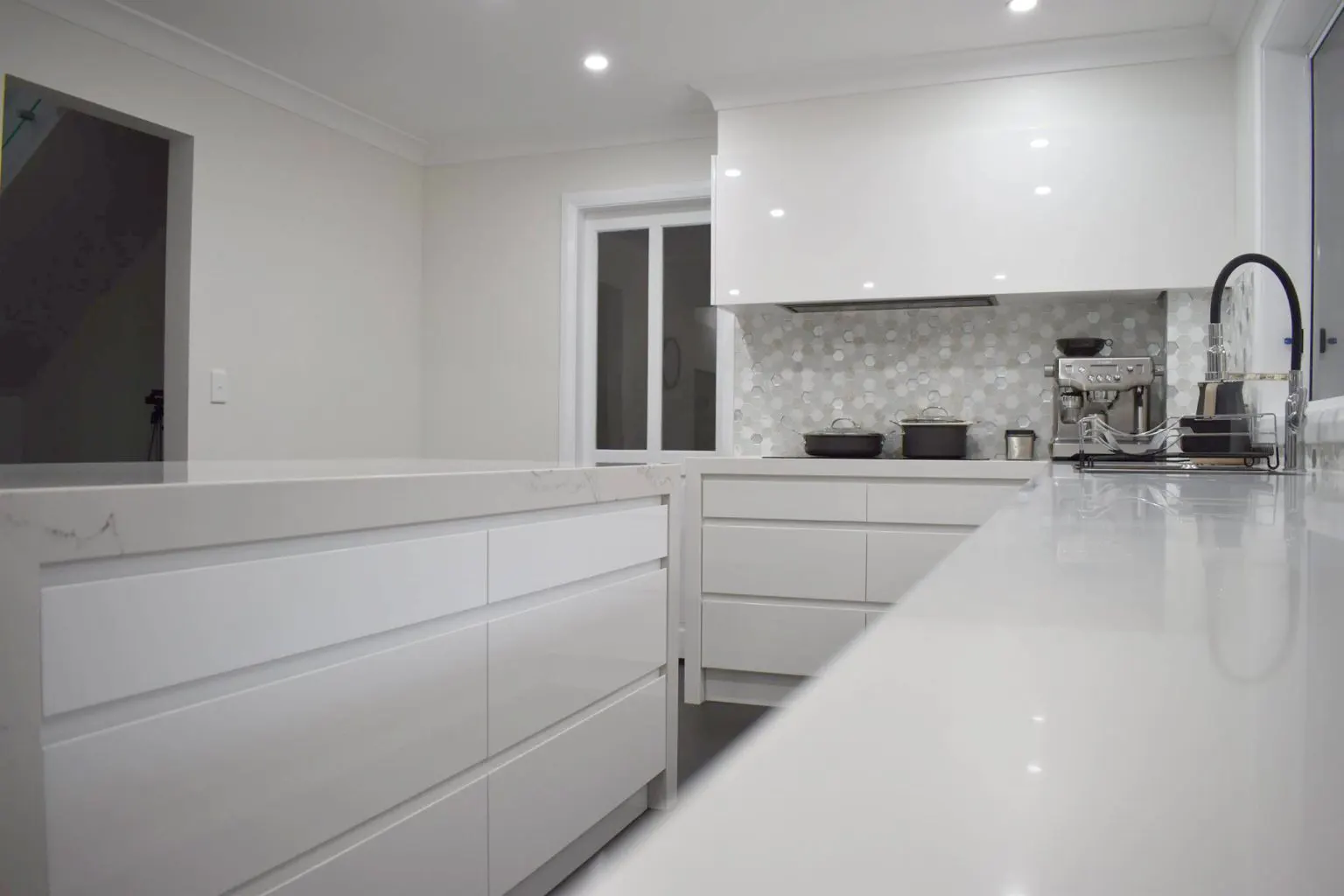 Handle-less Kitchens! (just right for COVID19 time)
