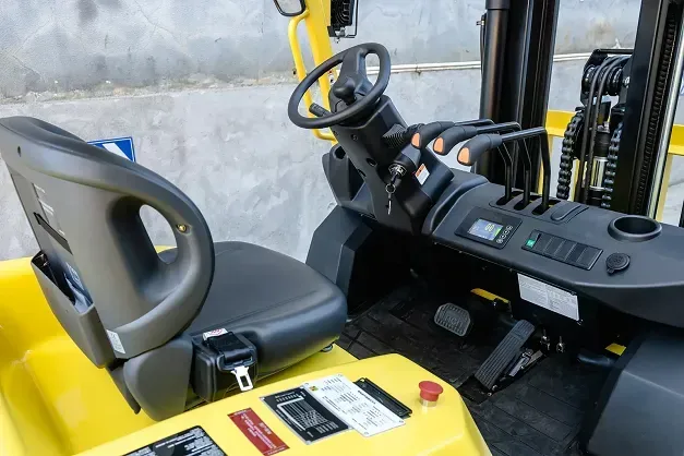 Hyster J4.0-5.0XTLG Electric Forklilft thumbnail 3