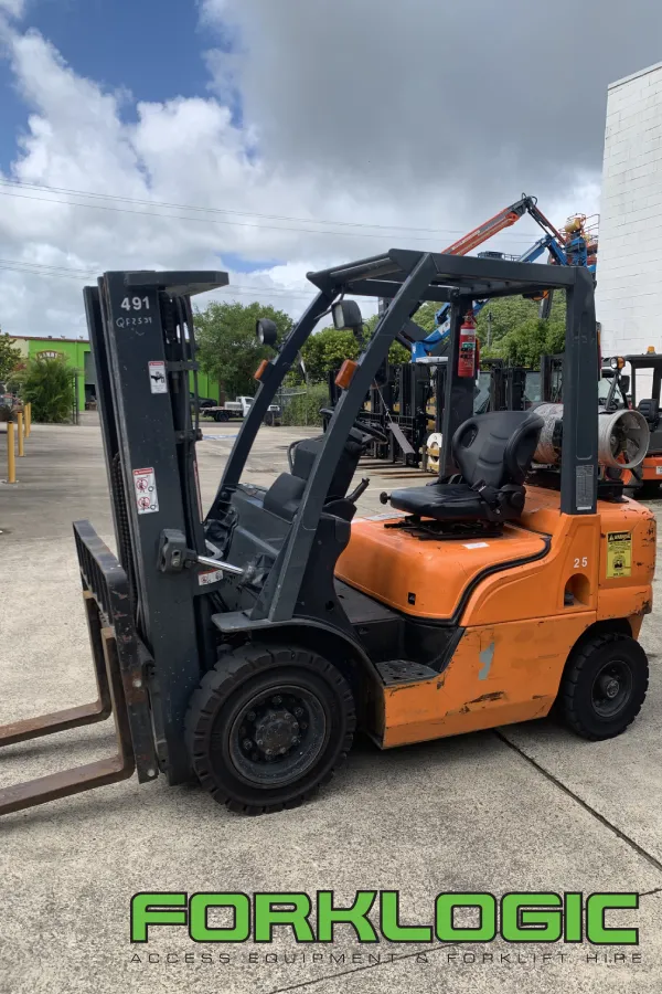 2.5 Tonne Nissan Container Mast LPG Forklift thumbnail 2