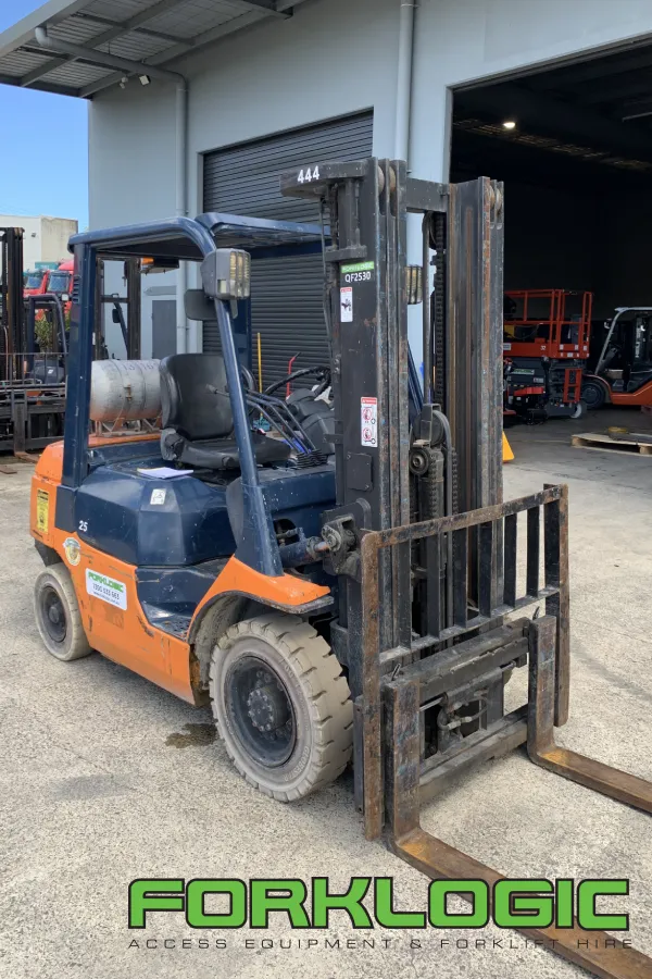 2.5 Tonne Toyota Container Mast LPG Forklift thumbnail 2