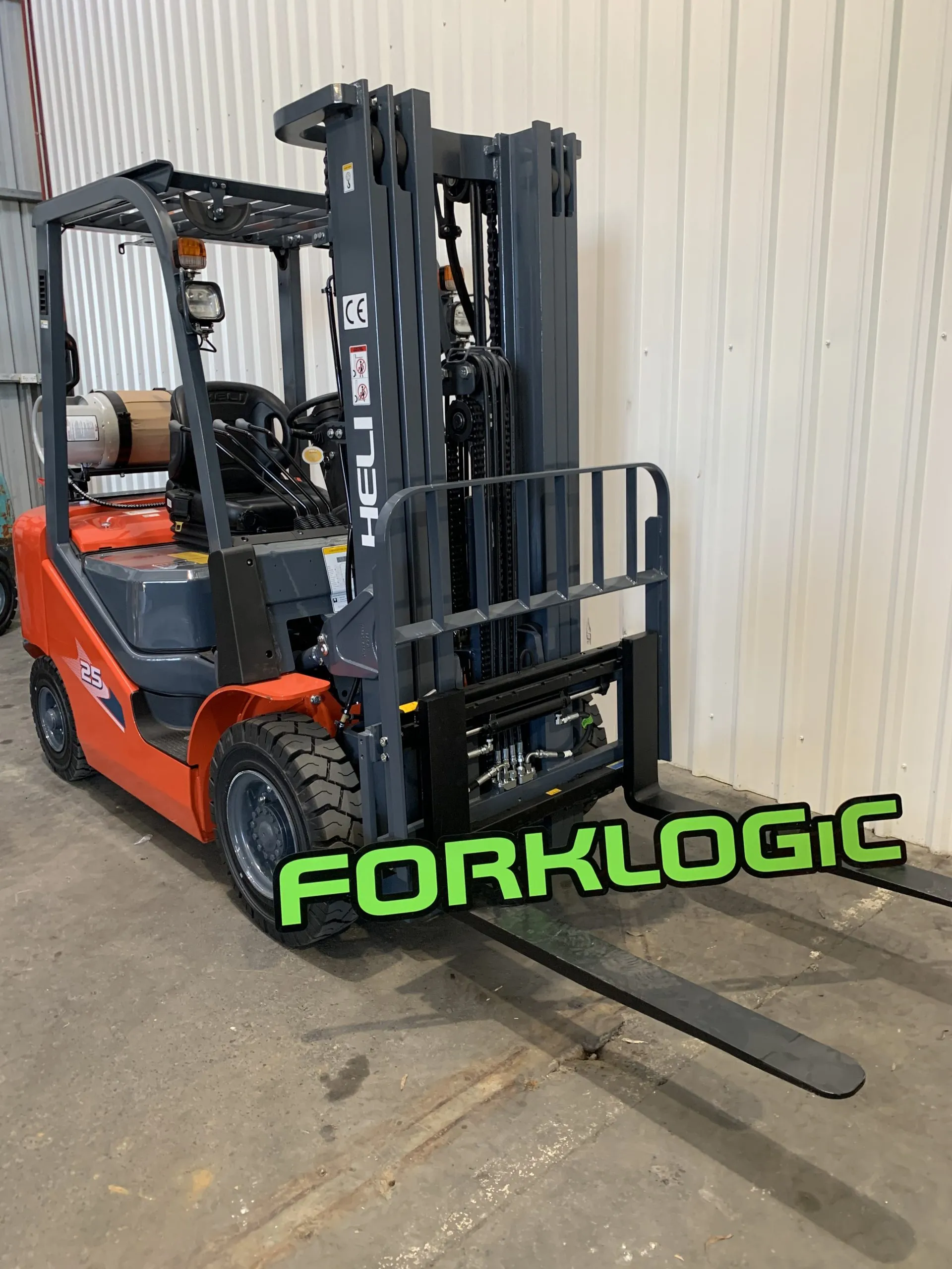 Heli 2.5T LPG/Petrol 4 Wheel Counterbalance Forklift thumbnail 2