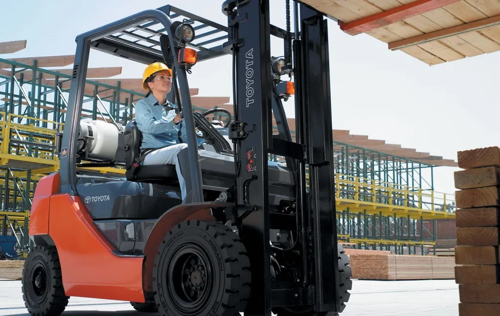 Used Toyota LPG gas pallet forklift purchased from Forklogic is being used to lift and move heavy pallets on a construction site
