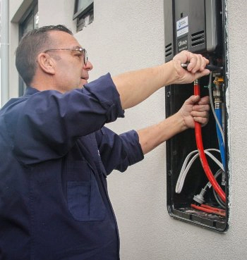 sydney plumber replacing hot water system
