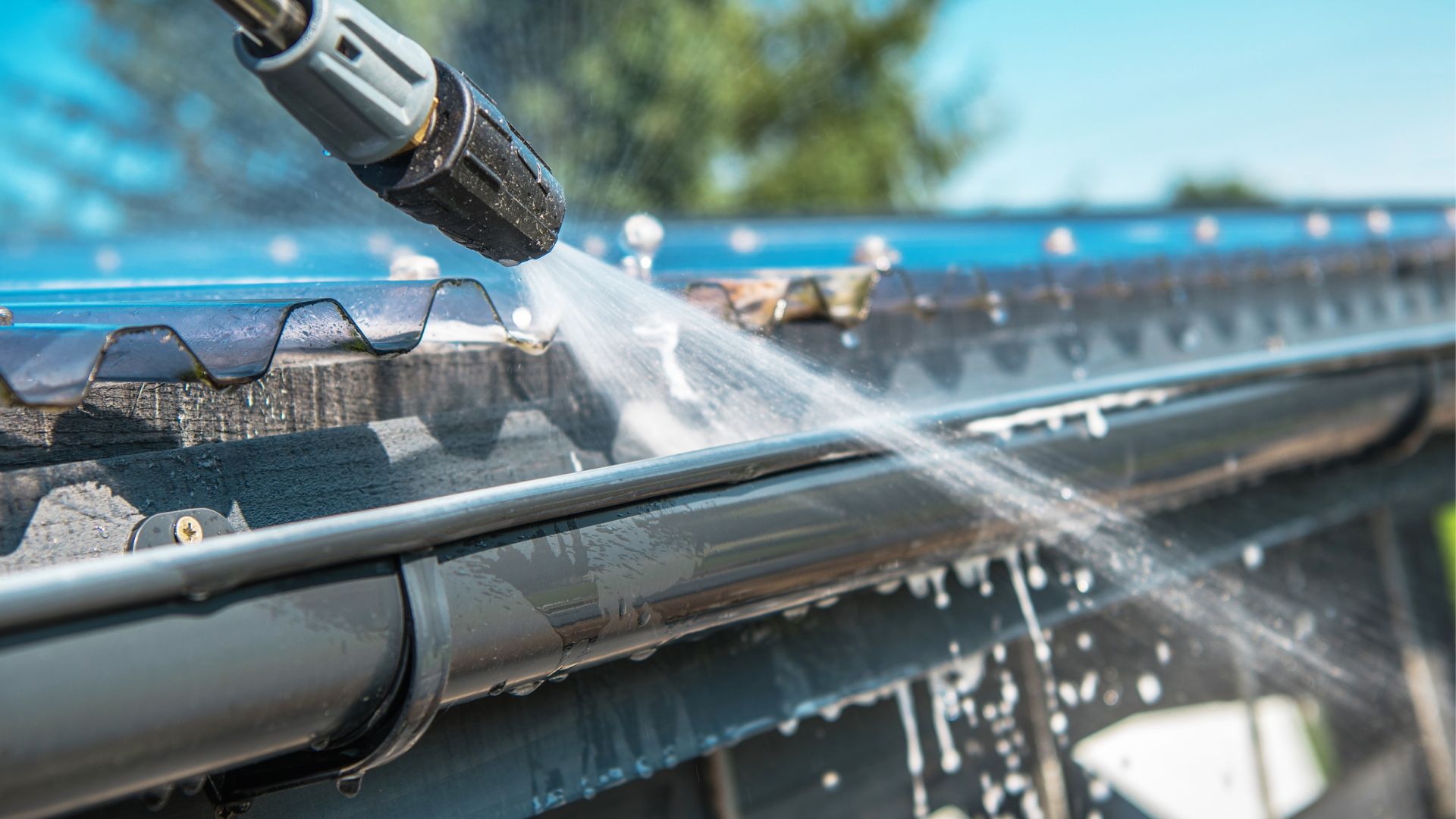 Cleaning Leaking Roof Gutters