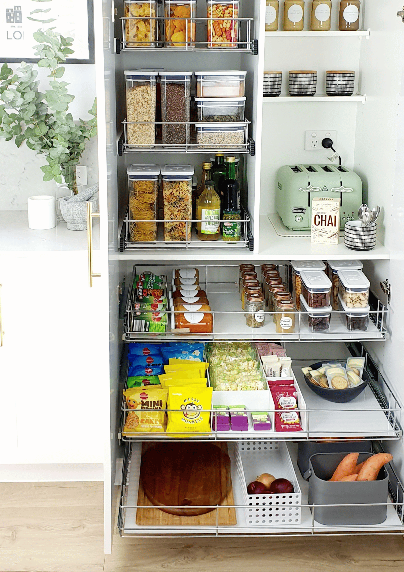 Thumbnail image of Efficient Kitchen Cupboard Arrangement: Practical Tips