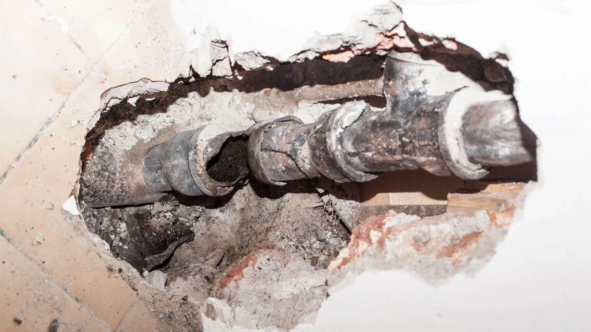What to Do if a Pipe Bursts at Night?