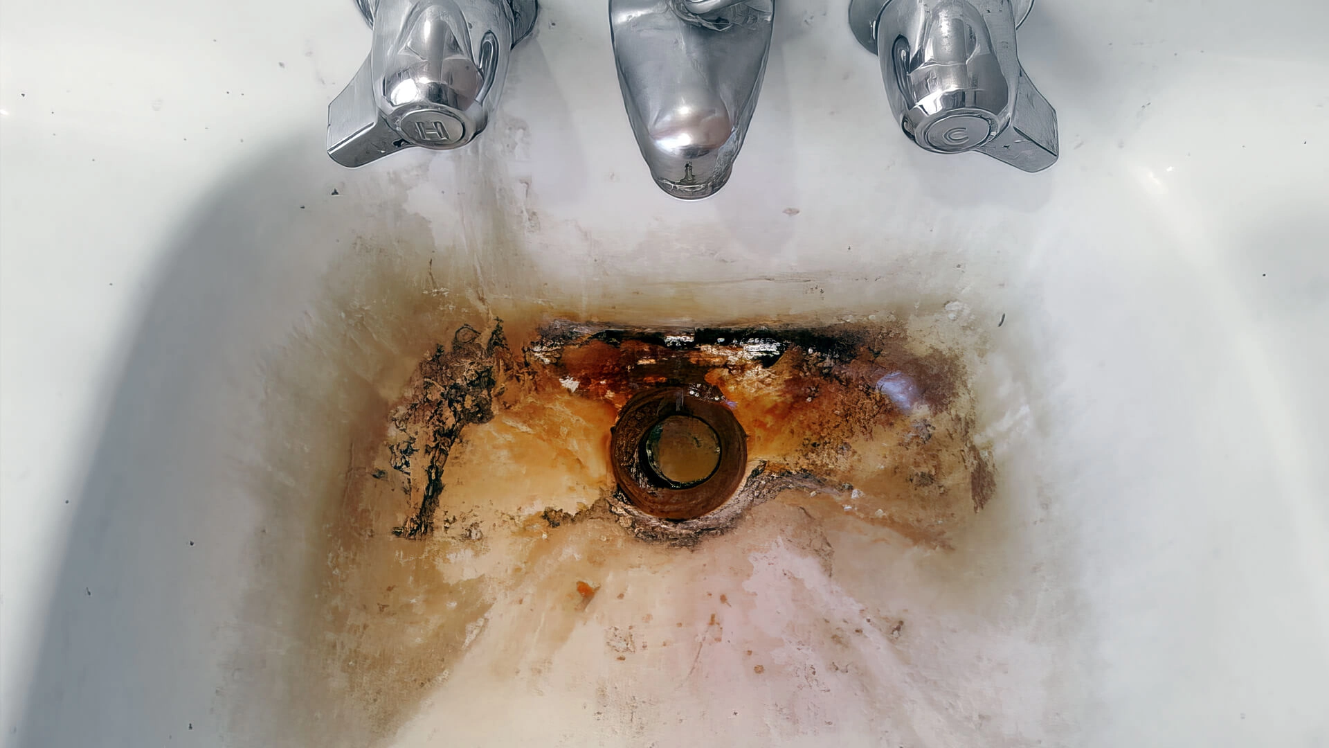 Remove Rust Stains From Sinks & Tubs
