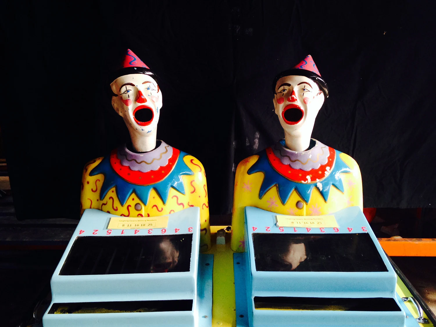Image 1 for Laughing Clowns – 2 Heads
