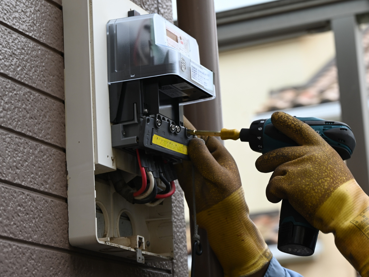 Replacing an outdated electricity meter