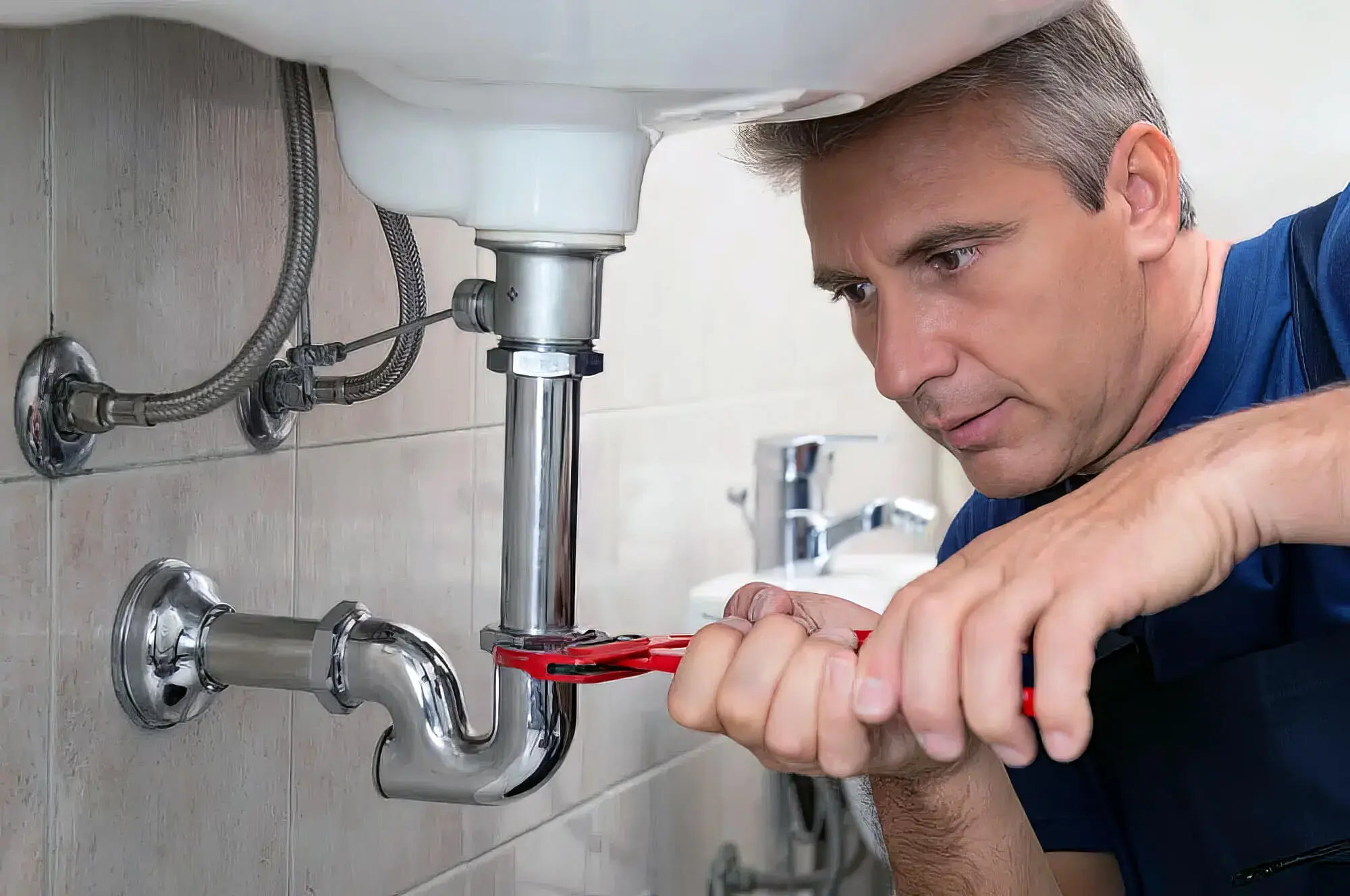 plumber tightening pipe
